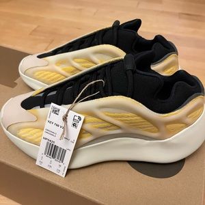 Adidas UNISEX Yeezy 700 V3 - Mono Safflower (authentic)